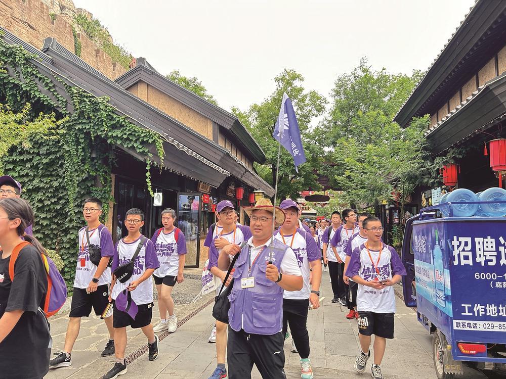 世纪明德西安公司导游王朝辉带团游览 企业 供图