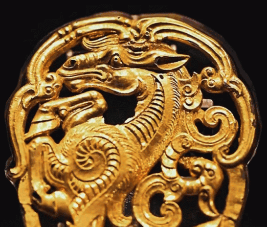 △当卢上部使用变形钩喙鸟和云纹带作为边框，下半部分也用云纹装饰