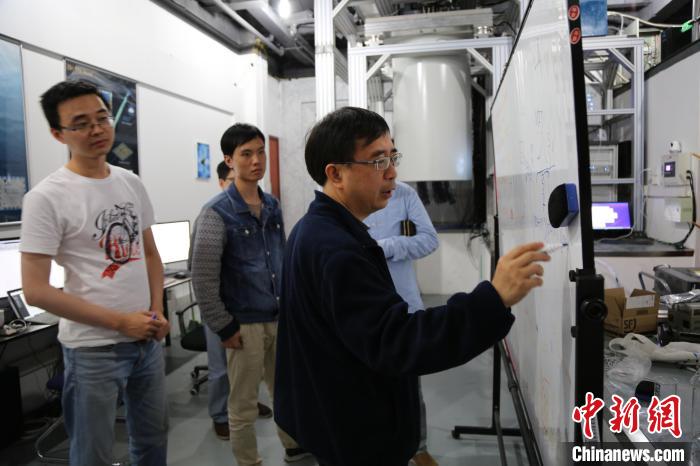 潘建伟院士与中国科大科研团队代表在实验室交流研讨.