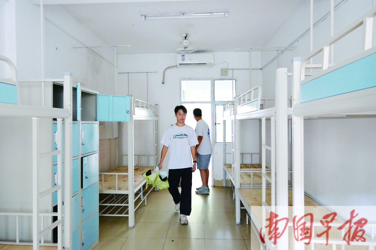 考生查看南宁市第三十三中学宿舍的内部情况.记者 尹世斌 摄