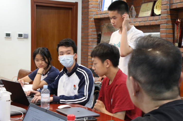 北京四中学生在专业老师指导下开展实践调查