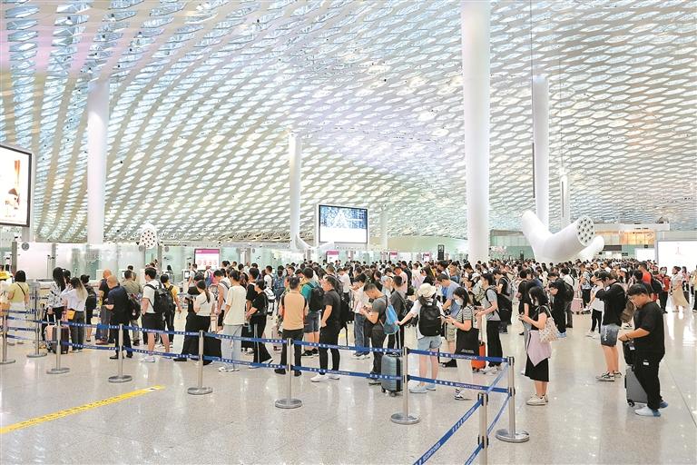 深圳宝安国际机场的安检候检区站满了排队等待安检的旅客.