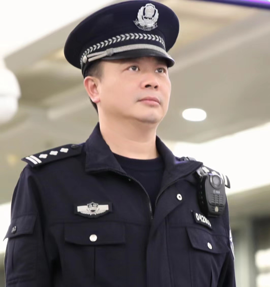 皇岗边检站民警黄国春在警戒岗值勤.(来源:皇岗边检站)