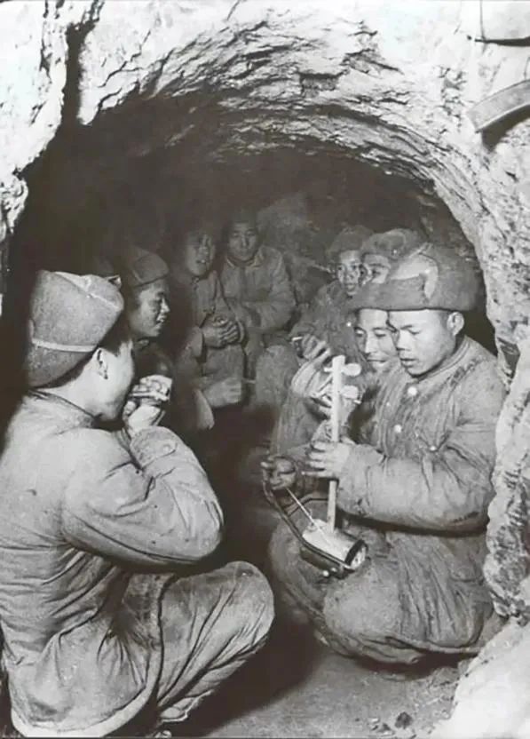 志愿军战士在坑道内演奏乐器.抗美援朝纪念馆资料图