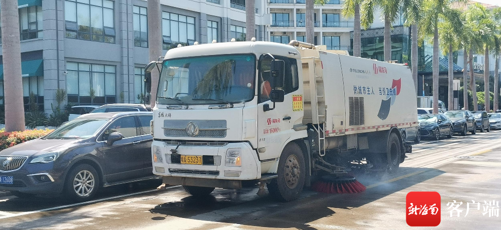 图为机扫车代替人工在路面作业.