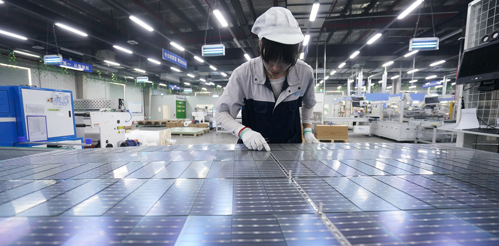 在天合光能(宿迁)科技有限公司,工人在生产车间忙碌(2021 年 5 月 22