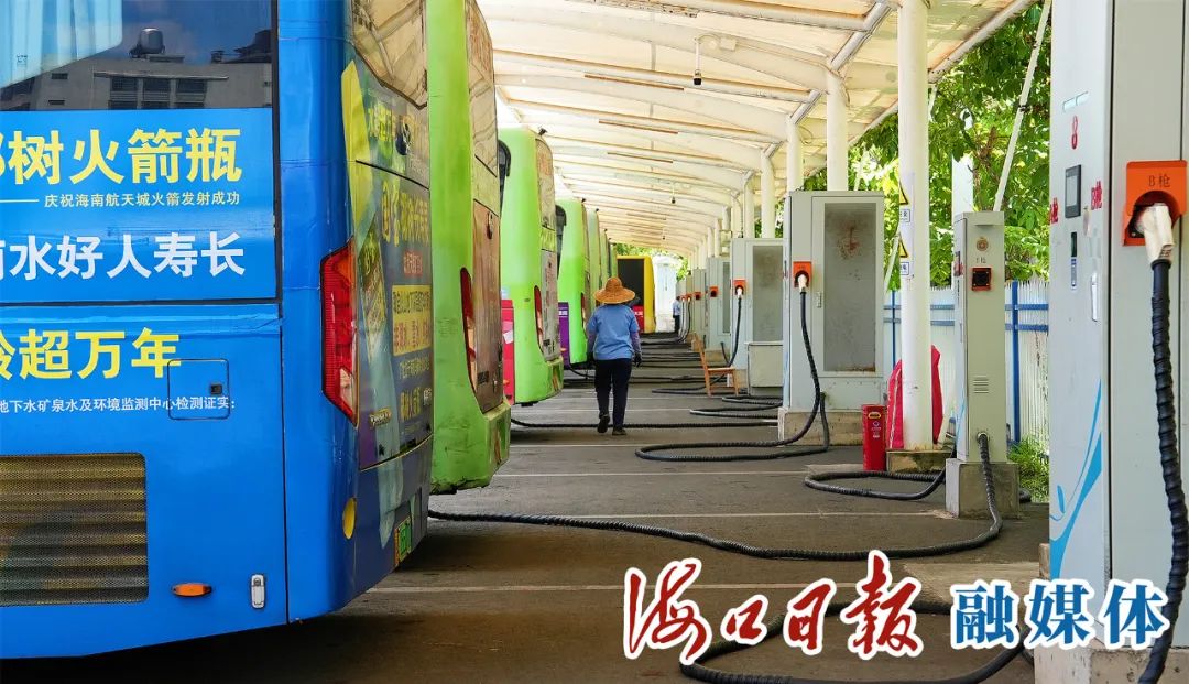 7月11日,在高铁城西公交充电站,新能源公交车正在充电.