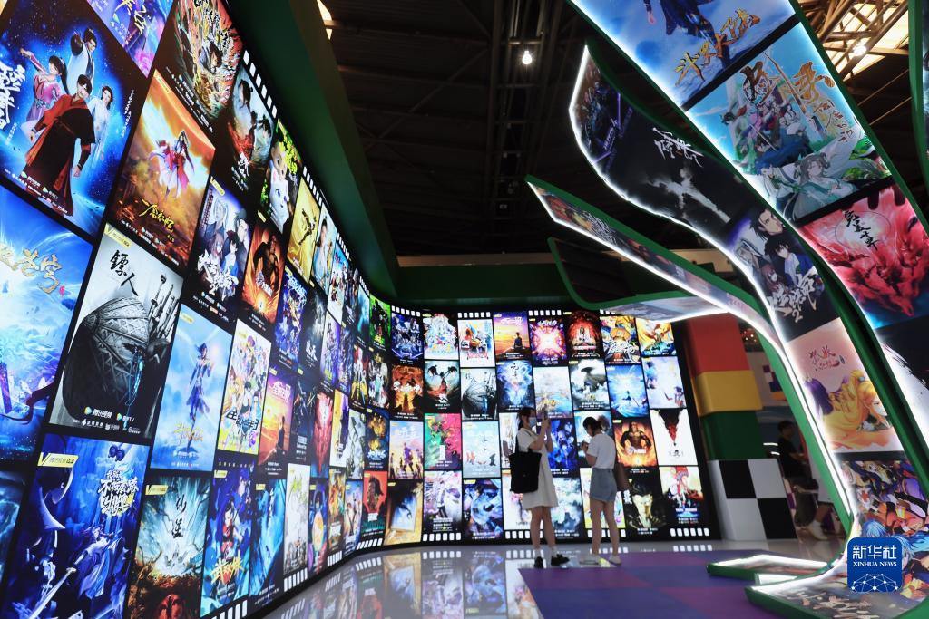 7月13日,参观者在腾讯视频展位拍摄.