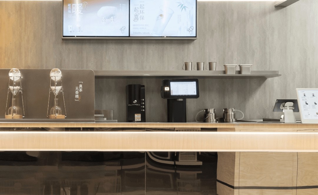 喜茶门店吧台上安装了智能出茶机和自动锤柠檬机（来源：喜茶）