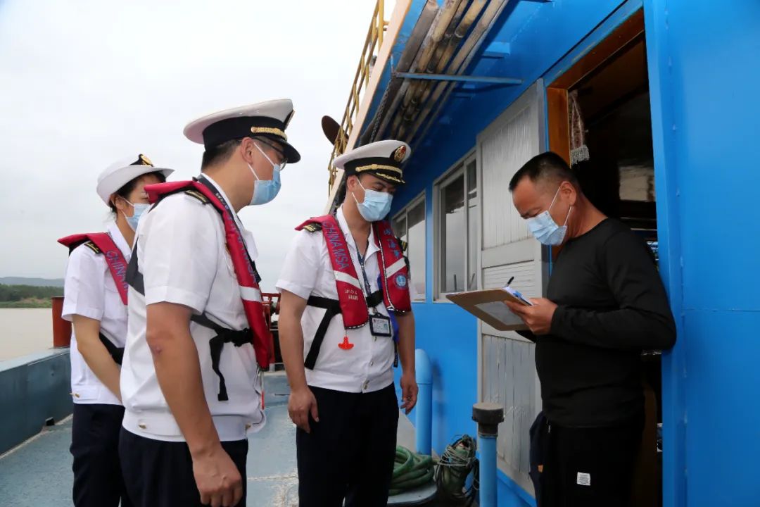 海事执法人员在船舶上检查.张伟杰 摄