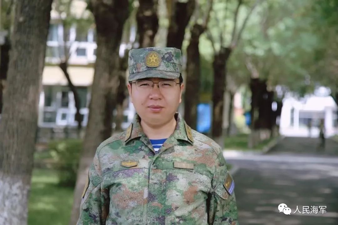 海军勤务学院财务管理教研室主任汪国平临别之前,为毕业学员们送上三