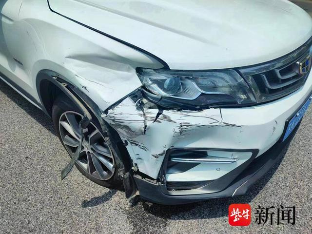 图为两车相撞均受损严重