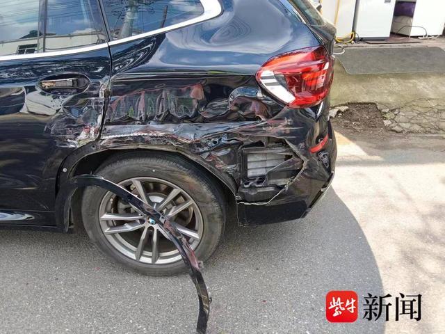 图为两车相撞均受损严重