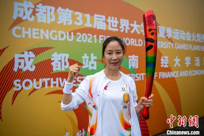 当日首棒火炬手,女子竞走奥运冠军王丽萍. 刘忠俊 摄