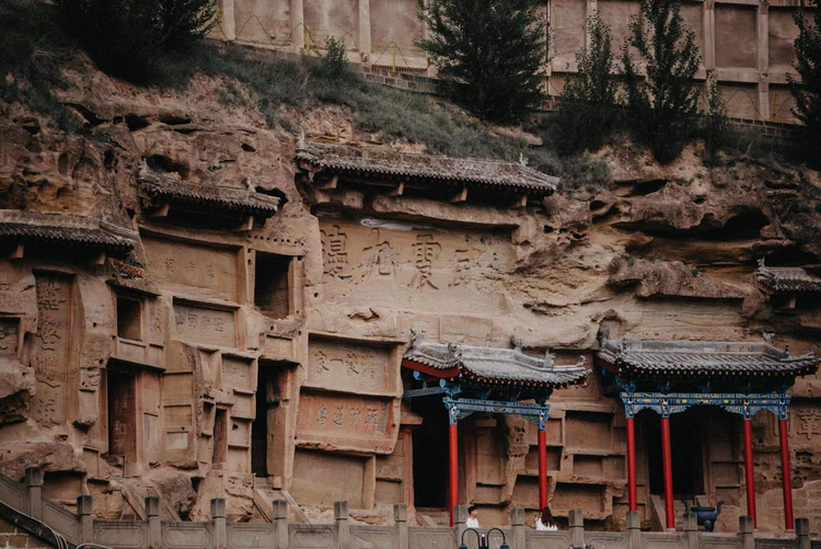 外国博主邂逅"塞上碑林"红石峡 读懂崖壁上的"榆林史诗"|榆林市_新浪