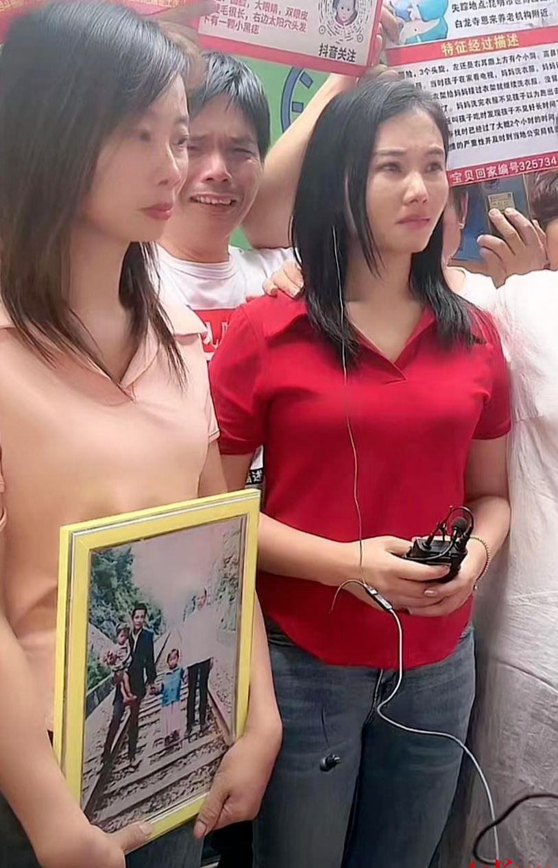 ▲走出法院的杨妞花（右一）和姐姐（左一） 视频截图