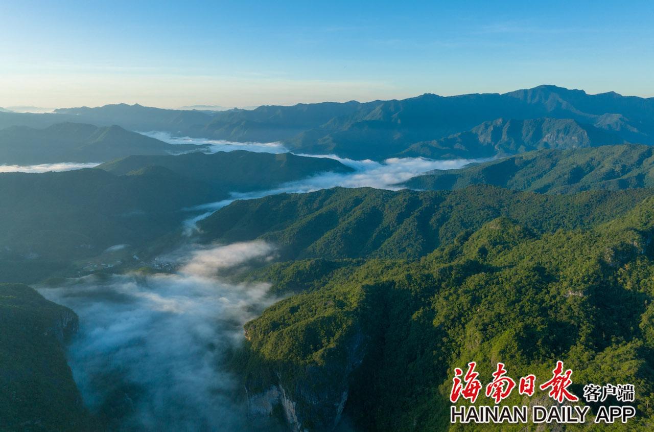 7月13日,昌江黎族自治县王下乡云海翻腾,景色如画.