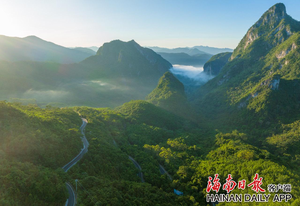 7月13日,昌江山海互通旅游公路的霸王岭至王下乡路段风景如画.