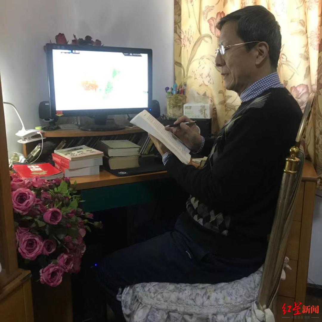 对话讲着讲着演起来的69岁西安导游杨建每天工作8到10个小时走到文物