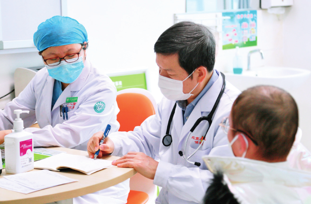 国家儿童医学中心干细胞移植科医生出诊查看患儿情况 范天琦摄