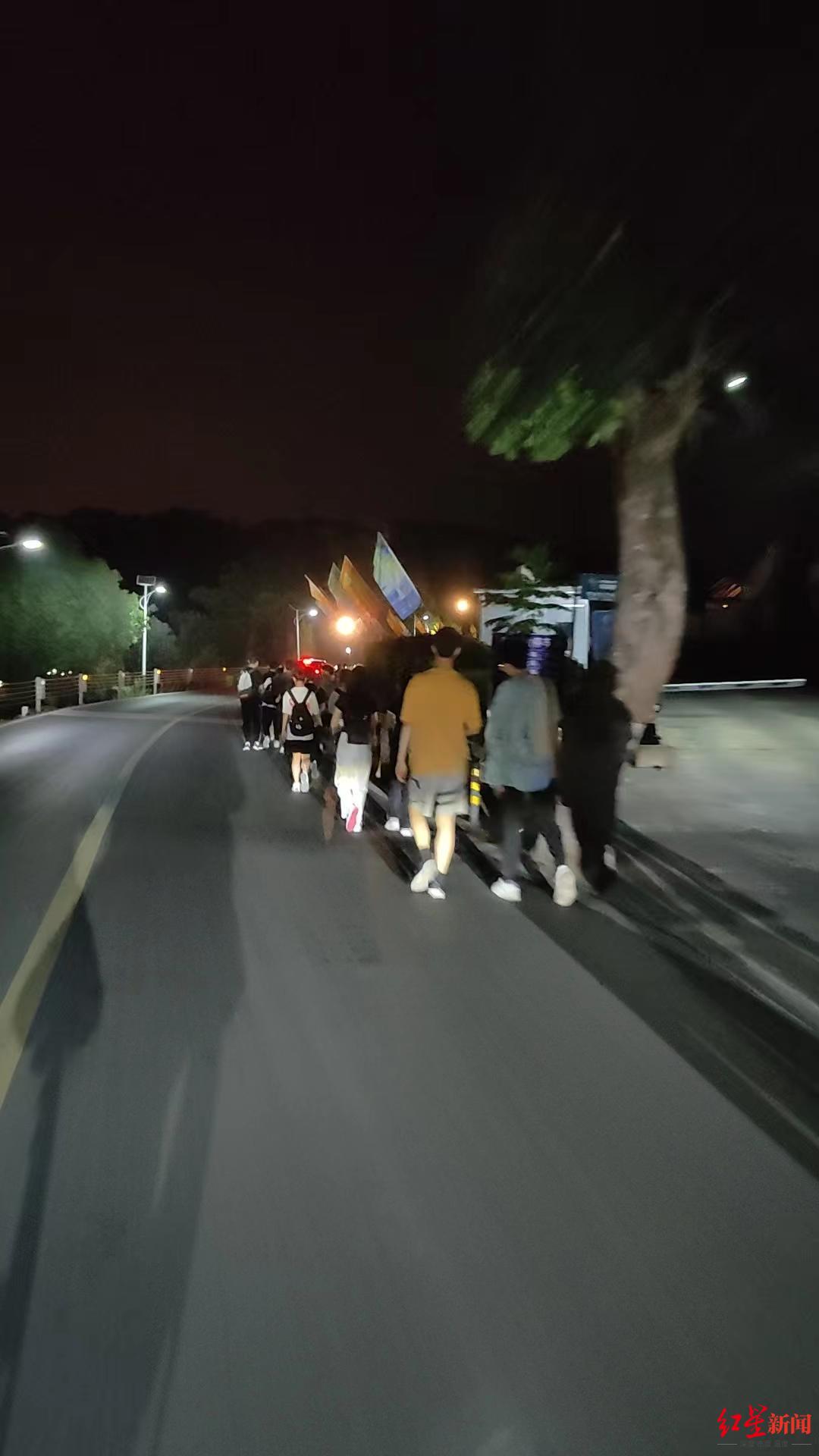 ▲徒步上山的人群