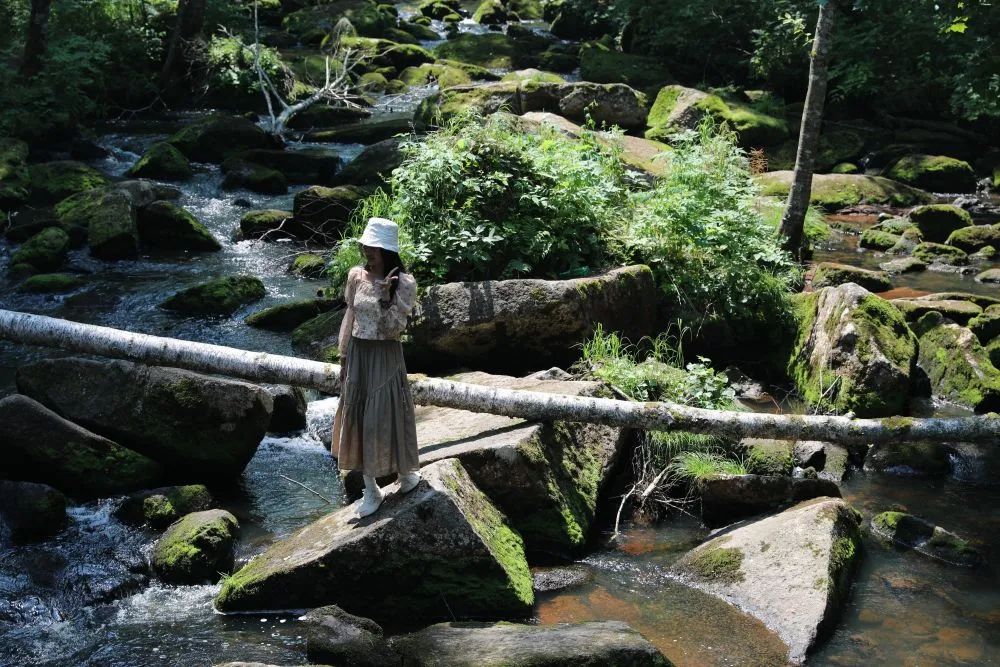 &nbsp;7月12日,在汤旺河林海奇石风景区,游客正在拍照.