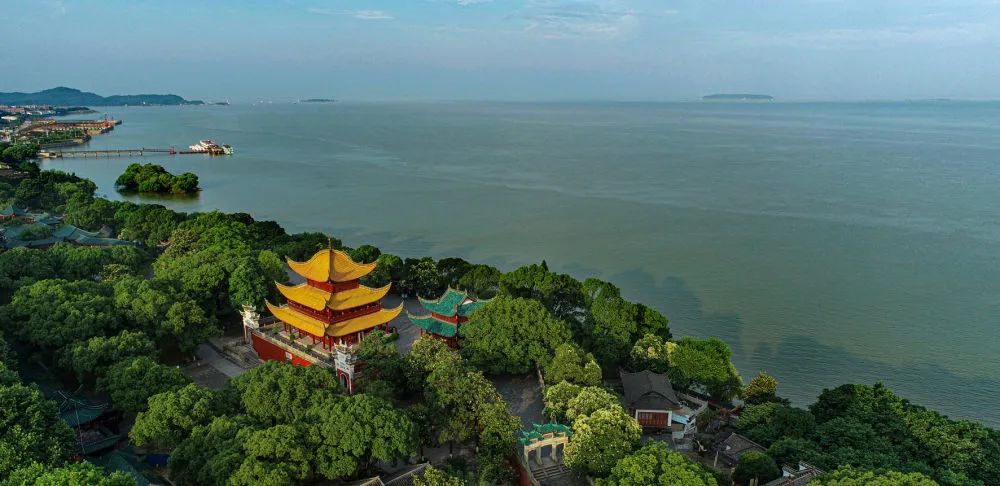 这是2021年6月8日航拍的岳阳市岳阳楼一带风景.新华社发(李敏 摄)