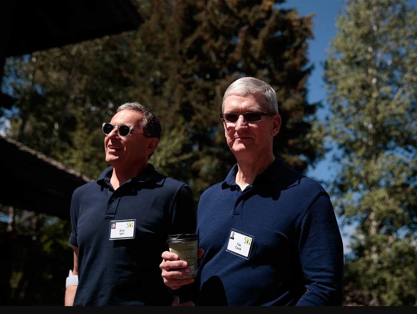 迪士尼ceo艾格与苹果ceo蒂姆·库克相谈甚欢