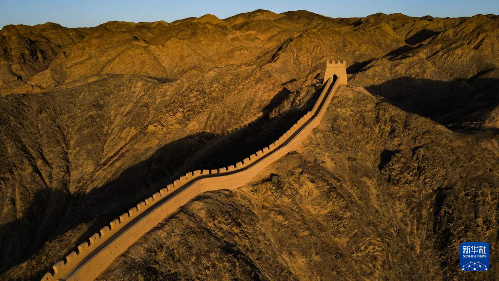 这是7月15日在甘肃省嘉峪关市拍摄的悬壁长城(无人机照片).