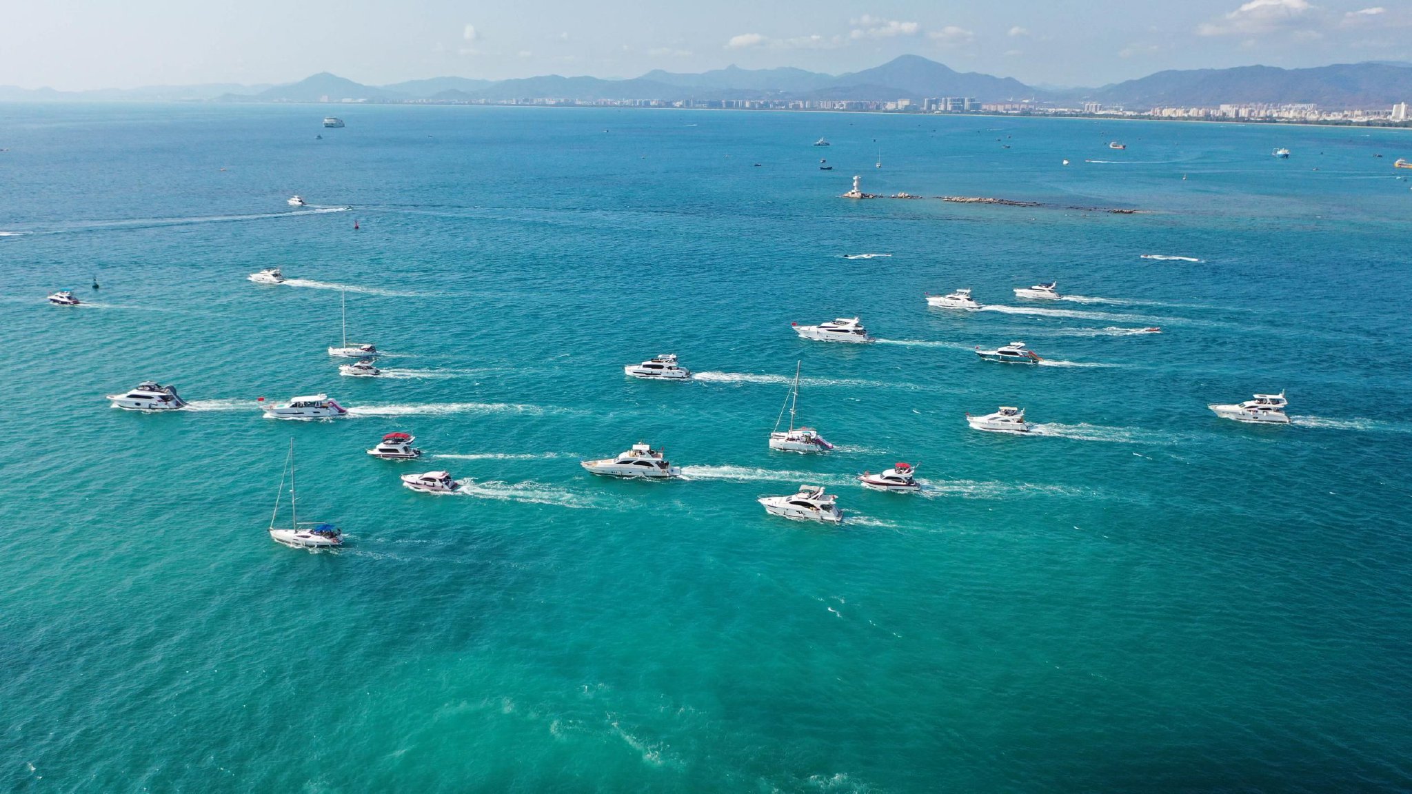 游人在三亚乘坐游艇出海.记者 沙晓峰 摄