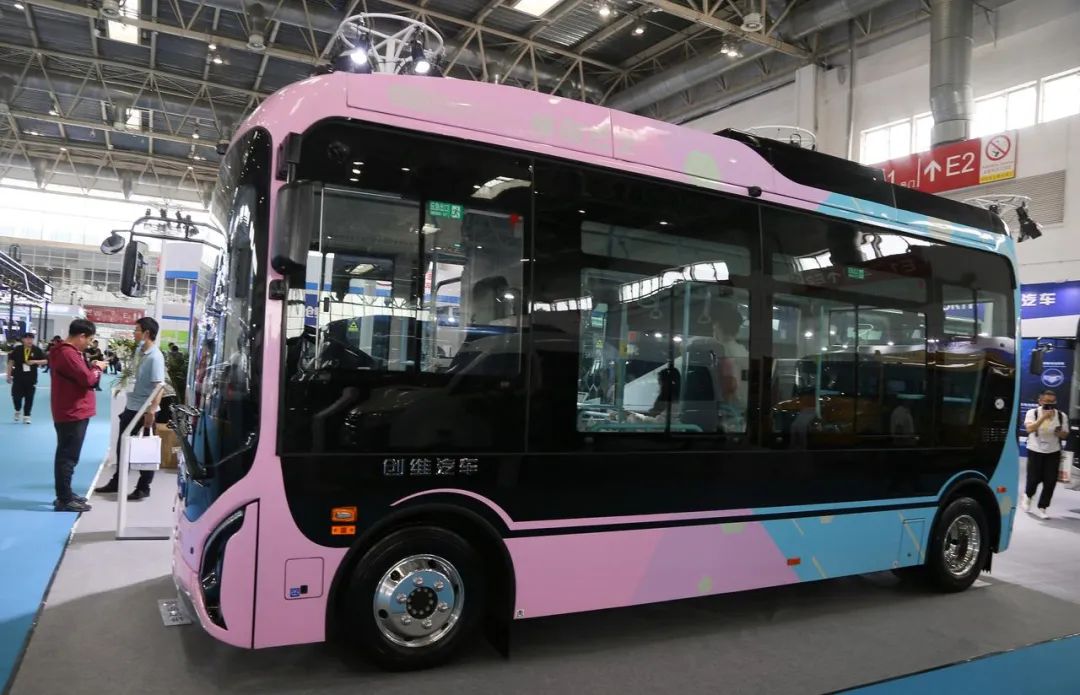 (2023年5月17日,创维汽车展示的中巴客车.图源/视觉中国)