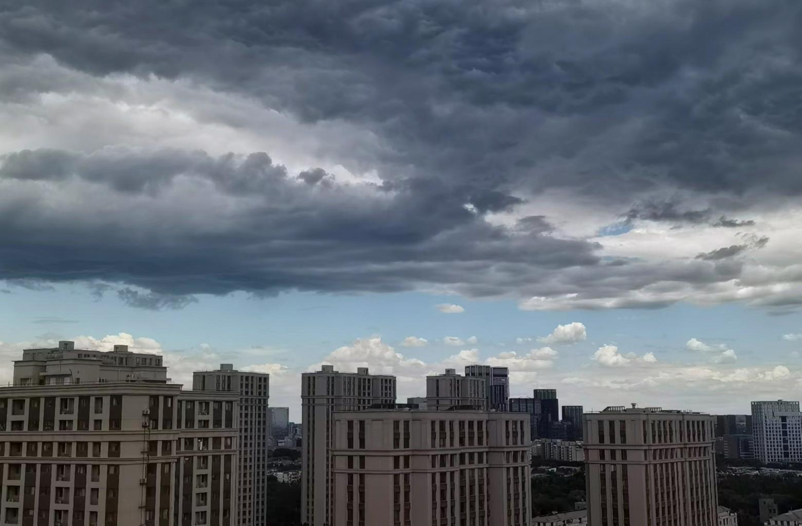 白云如絮,乌云如墨!今天,北京上空漫天云卷