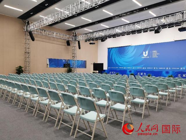 成都大运会主媒体中心新闻发布厅"熊猫厅".人民网记者 符园园摄