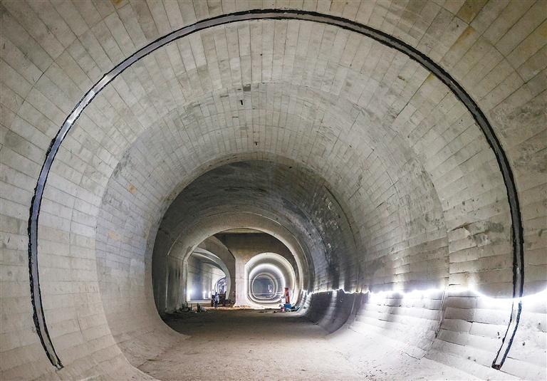 西安地铁8号线新植物园站通行隧道 首席记者 王健 摄