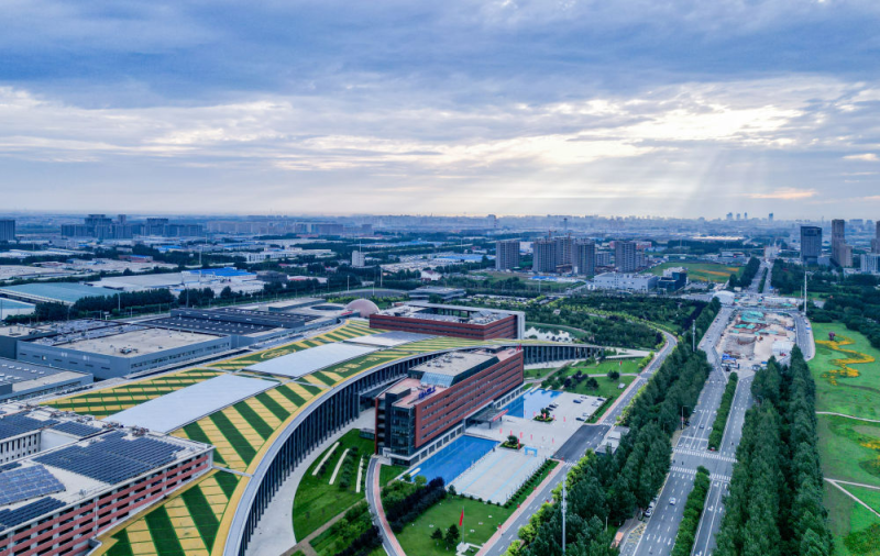 7月13日无人机拍摄的晨曦中的中国一汽总部大楼.新华社记者 颜麟蕴 摄