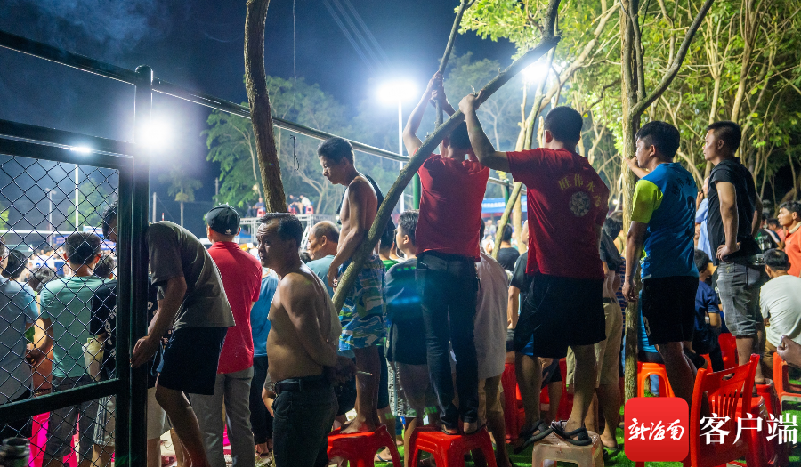 现场观众站在凳子上观看比赛.记者 李昊 摄