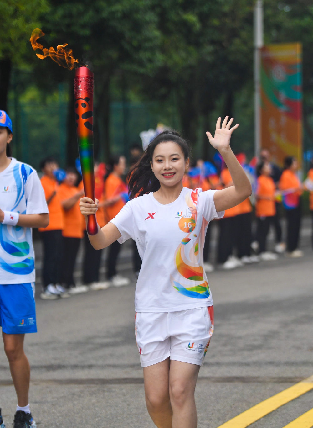 成都大运会火炬传递成都站第三日152棒火炬手接力传递|西南财经大学