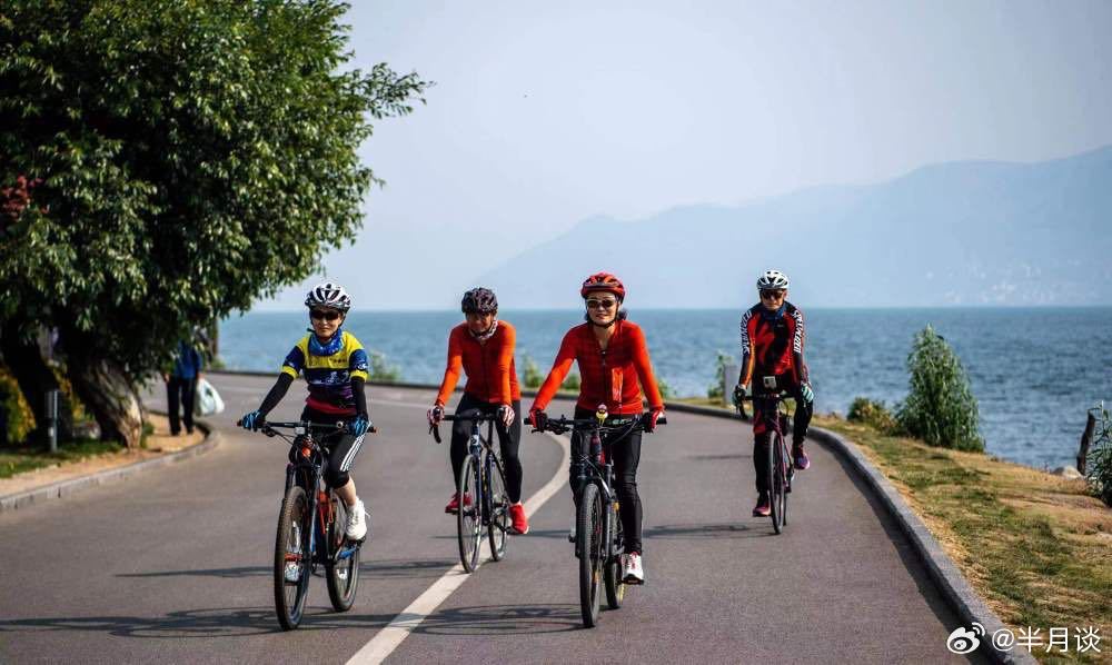 4月19日,自行车爱好者沿大理洱海环湖廊道骑行.新华社记者江文耀