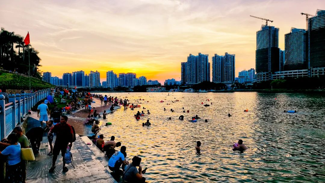 7月15日傍晚,不少南宁市民在邕江大桥附近游泳消暑.