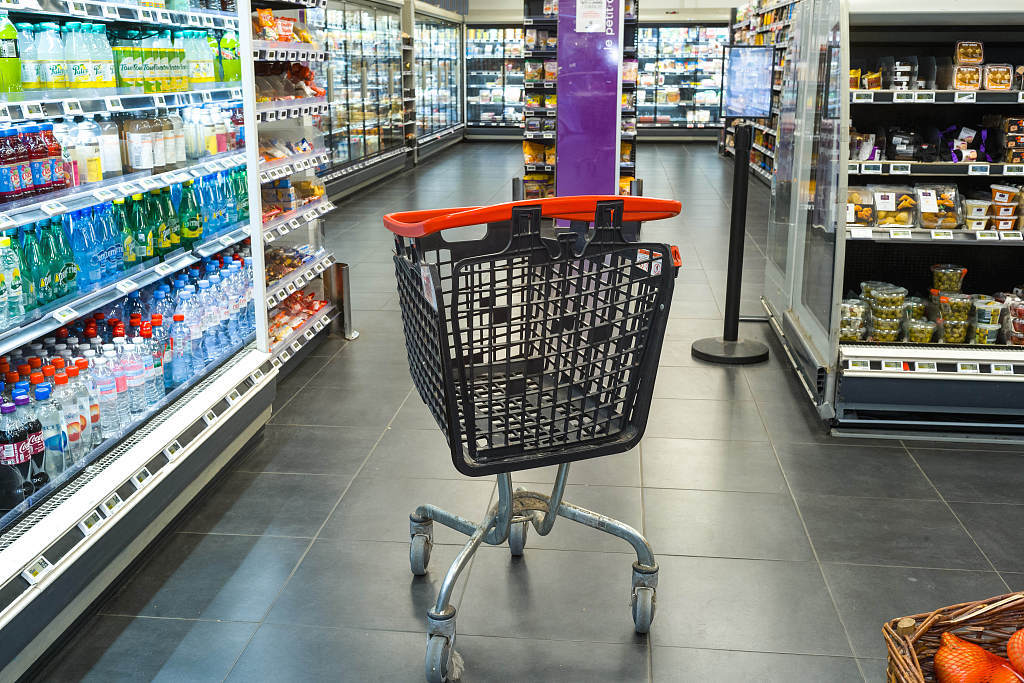 资料图:法国的一家便利店(图自视觉中国)