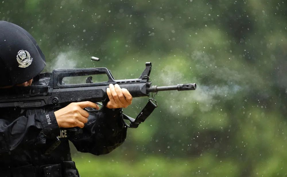 7月13日,尹铭燕在进行射击训练.新华社记者 费茂华 摄