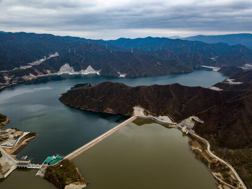 图为国网新源河北丰宁抽水蓄能电站下水库.王立群 摄
