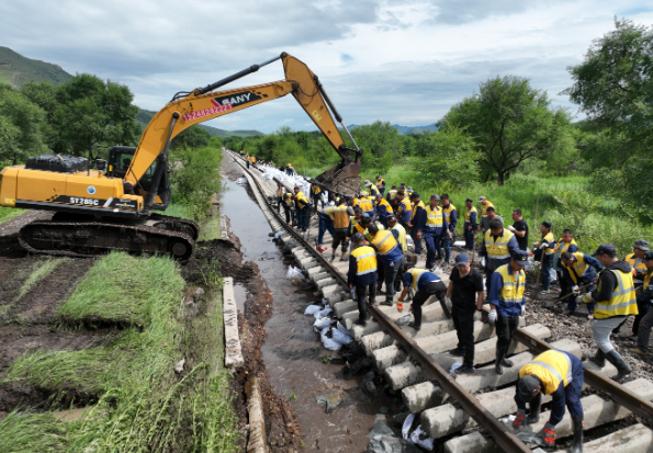 20余小时鏖战 百余铁路职工白阿线战洪水保畅通|洪水_新浪财经_新浪网