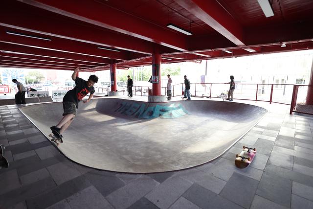 7月14日傍晚,滑板爱好者在the box感受运动激情.新京报记者 王飞 摄