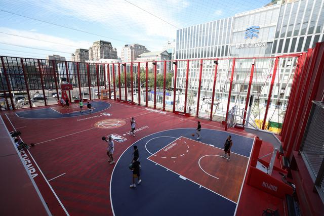 7月14日傍晚,the box空中篮球场.新京报记者 王飞 摄