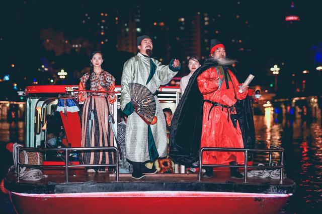 演员在游船上表演(2022年12月18日摄).受访者供图