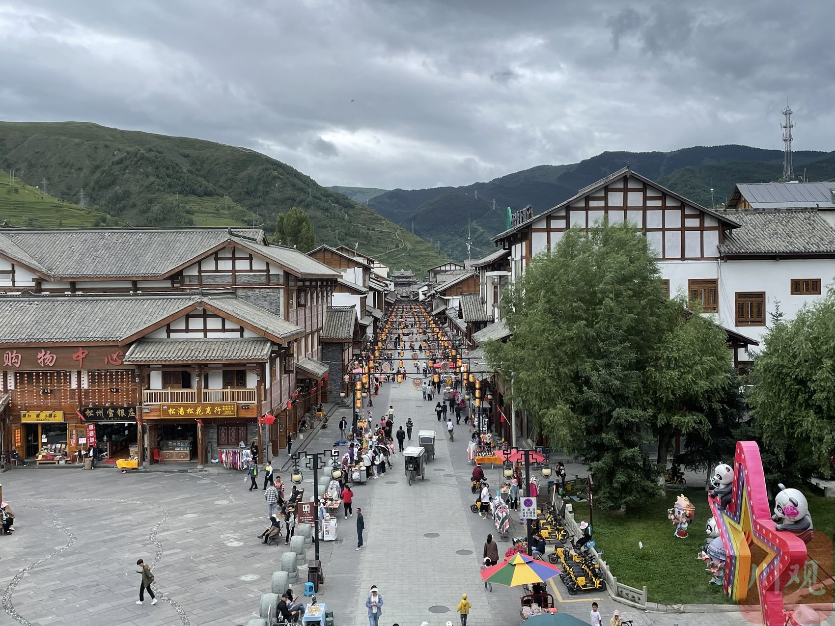 松州古城茶马驿街区街面上方挂了一"层"花灯.袁城霖 摄