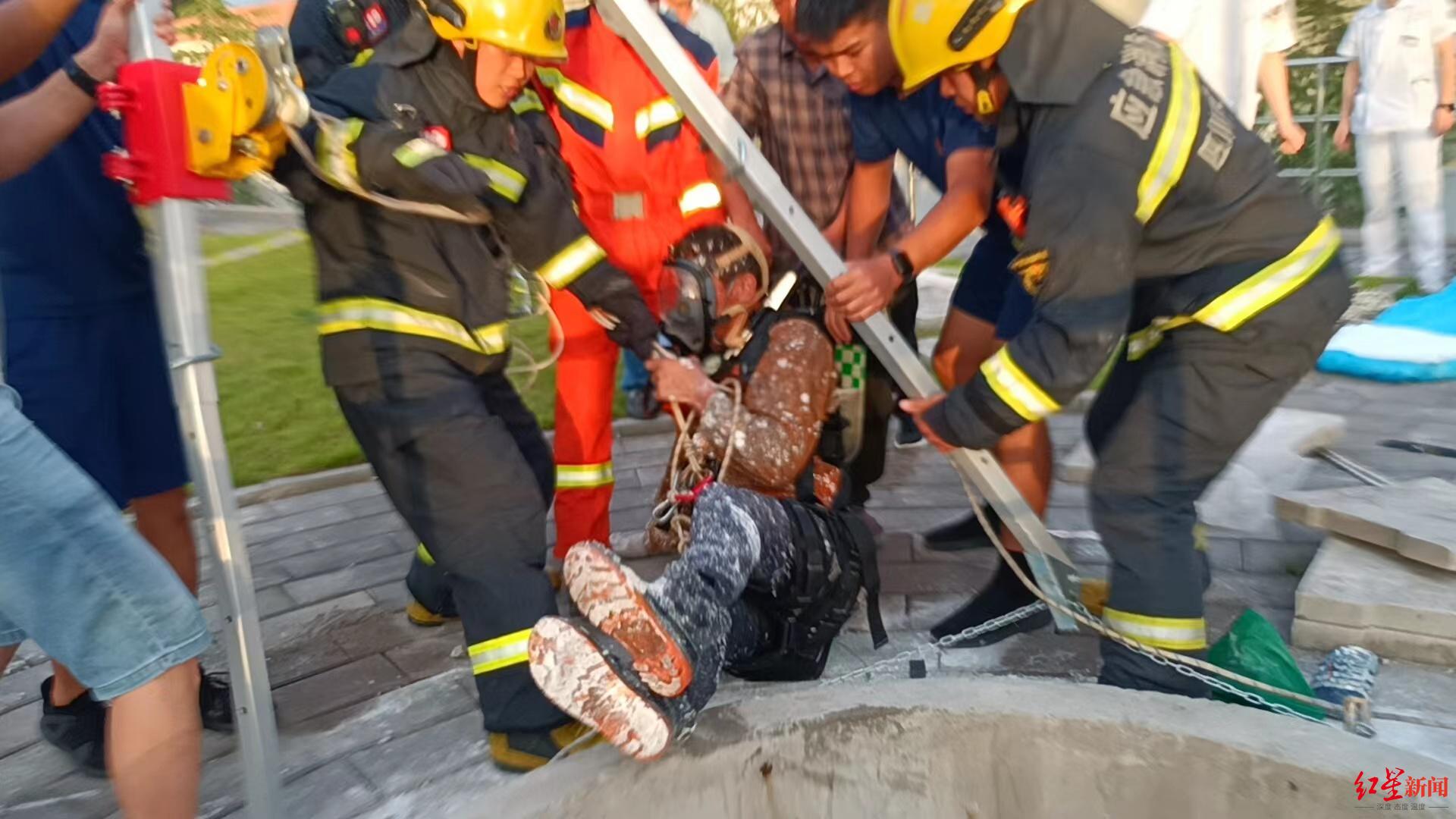 ▲两名被困人员先后被救出 自贡消防供图