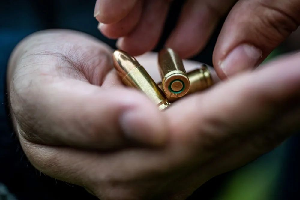 7月13日,尹铭燕在实弹射击训练开始前领取子弹.新华社记者 胡超 摄