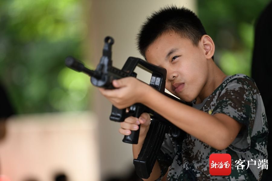 小营员进行"站姿据枪"训练.记者 陈卫东摄